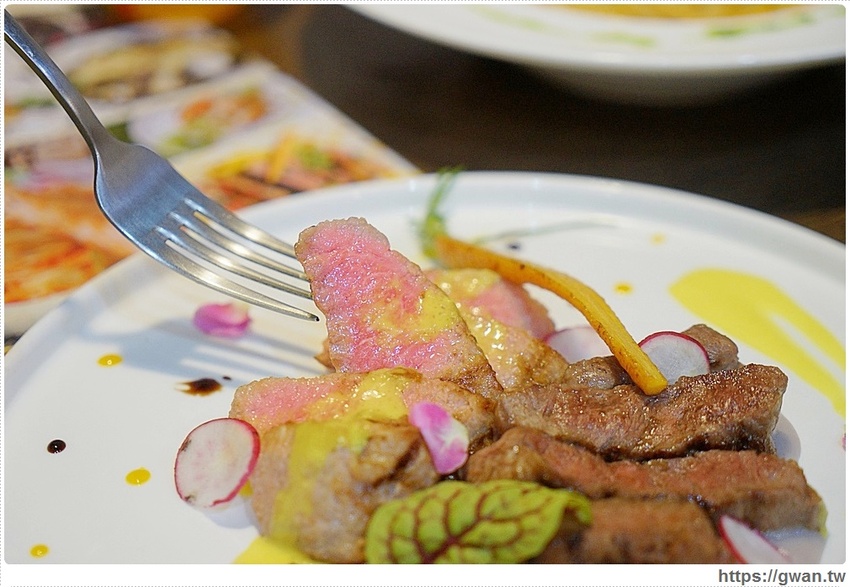 整尾魷魚霸氣蓋麵，還有中獎率很高的再來一碗半價～