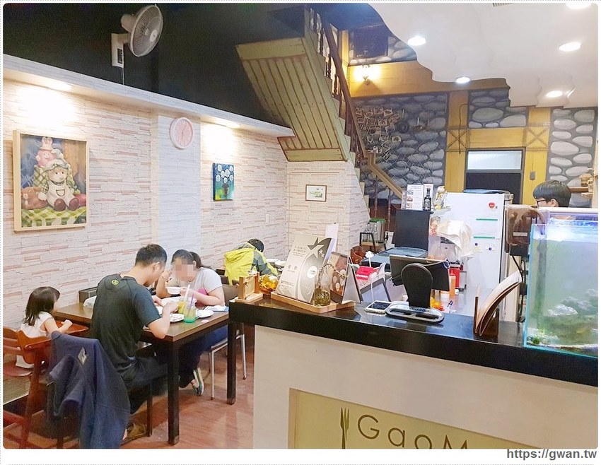 整尾魷魚霸氣蓋麵，還有中獎率很高的再來一碗半價～