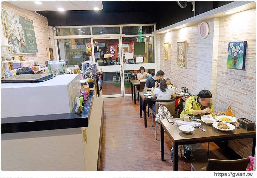 整尾魷魚霸氣蓋麵，還有中獎率很高的再來一碗半價～