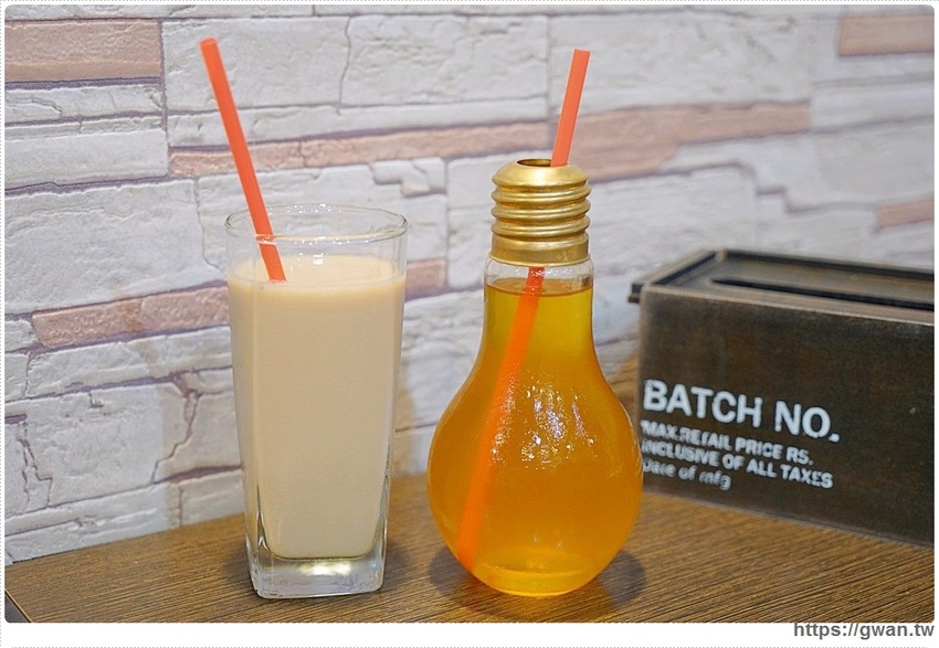 整尾魷魚霸氣蓋麵，還有中獎率很高的再來一碗半價～