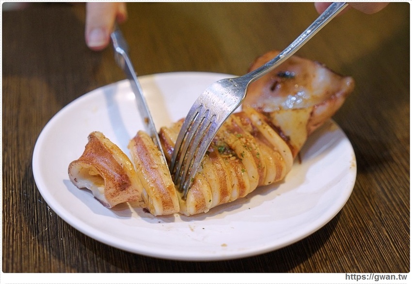 整尾魷魚霸氣蓋麵，還有中獎率很高的再來一碗半價～