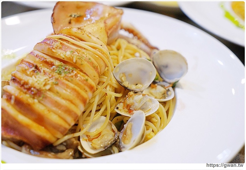 整尾魷魚霸氣蓋麵，還有中獎率很高的再來一碗半價～