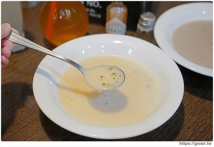 整尾魷魚霸氣蓋麵，還有中獎率很高的再來一碗半價～