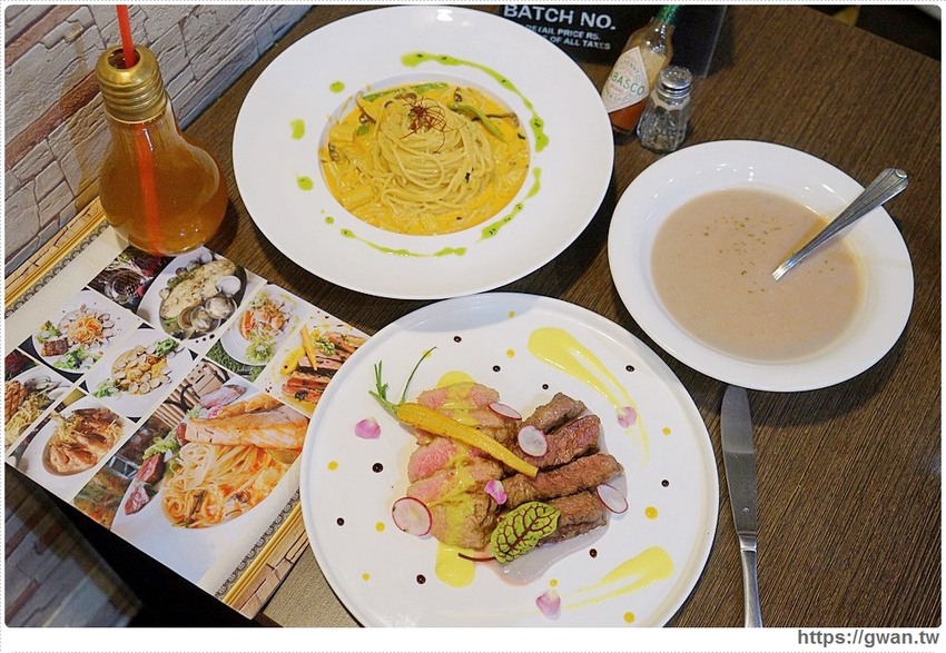 整尾魷魚霸氣蓋麵，還有中獎率很高的再來一碗半價～