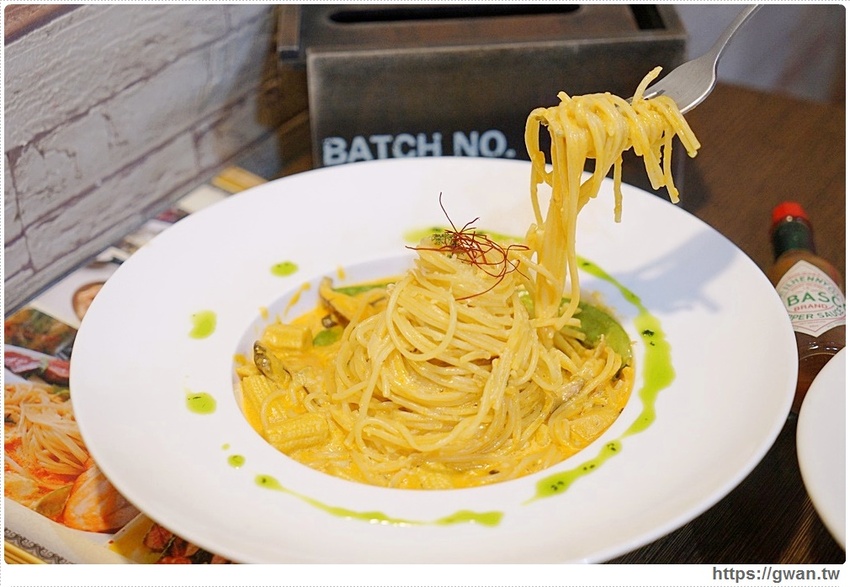 整尾魷魚霸氣蓋麵，還有中獎率很高的再來一碗半價～