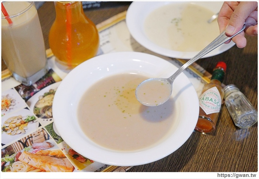 整尾魷魚霸氣蓋麵，還有中獎率很高的再來一碗半價～