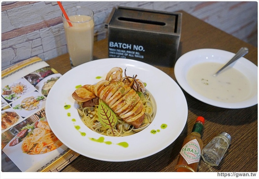 整尾魷魚霸氣蓋麵，還有中獎率很高的再來一碗半價～