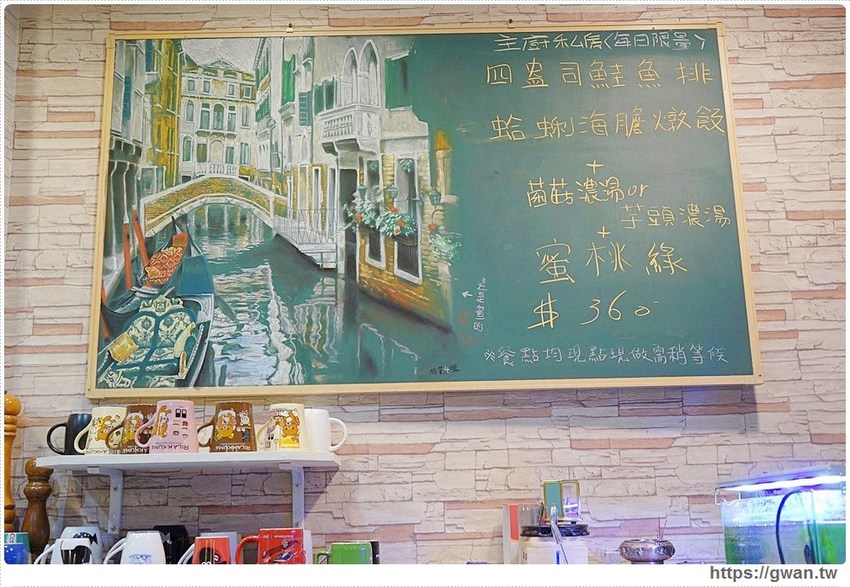 整尾魷魚霸氣蓋麵，還有中獎率很高的再來一碗半價～