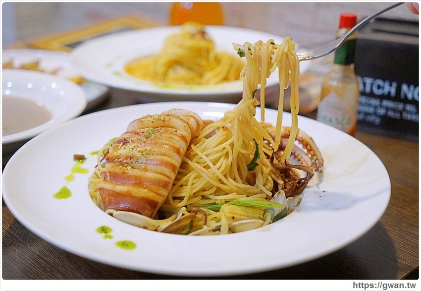 整尾魷魚霸氣蓋麵，還有中獎率很高的再來一碗半價～