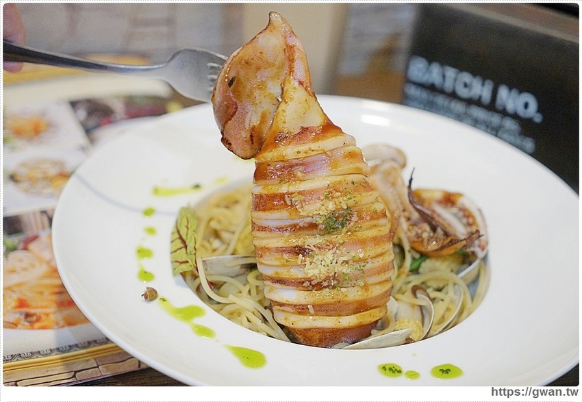 整尾魷魚霸氣蓋麵，還有中獎率很高的再來一碗半價～