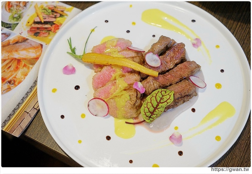 整尾魷魚霸氣蓋麵，還有中獎率很高的再來一碗半價～