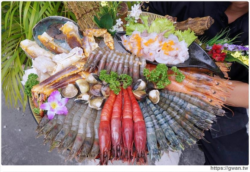 整尾魷魚霸氣蓋麵，還有中獎率很高的再來一碗半價～