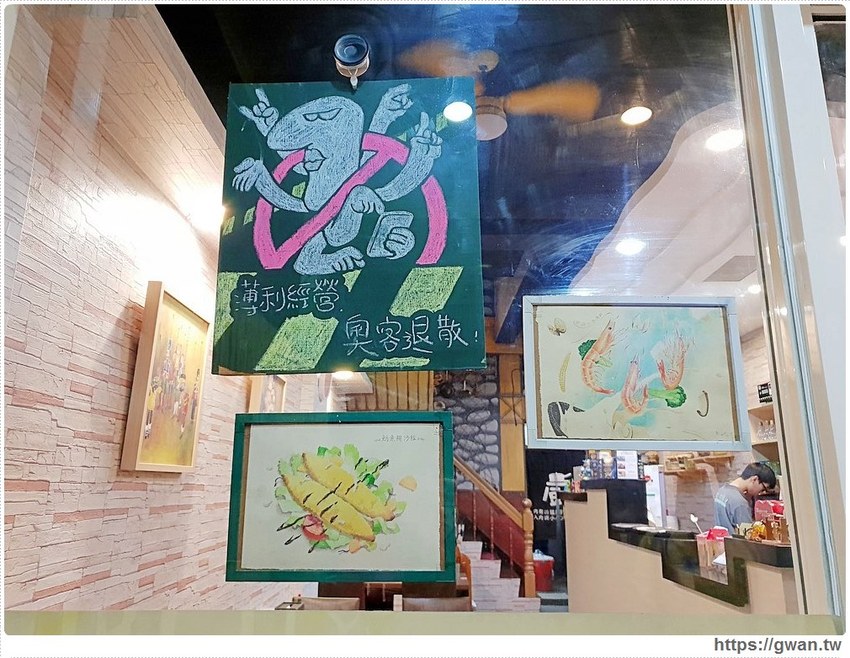 整尾魷魚霸氣蓋麵，還有中獎率很高的再來一碗半價～