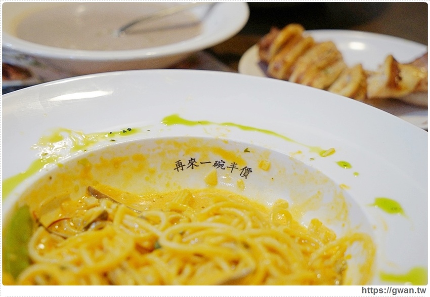 整尾魷魚霸氣蓋麵，還有中獎率很高的再來一碗半價～