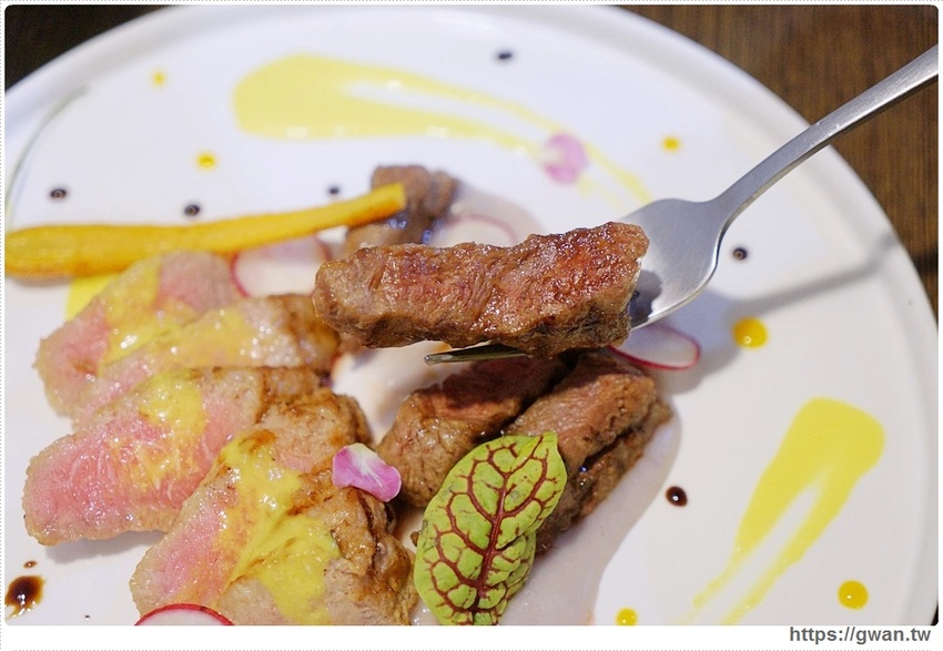 整尾魷魚霸氣蓋麵，還有中獎率很高的再來一碗半價～