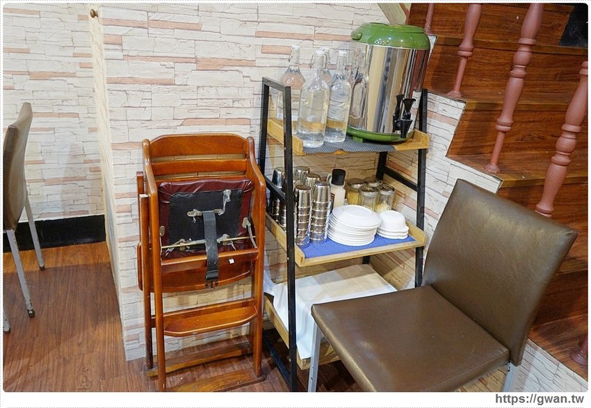 整尾魷魚霸氣蓋麵，還有中獎率很高的再來一碗半價～