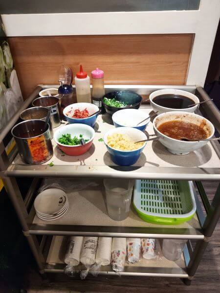 三好美平價火鍋 醬料區