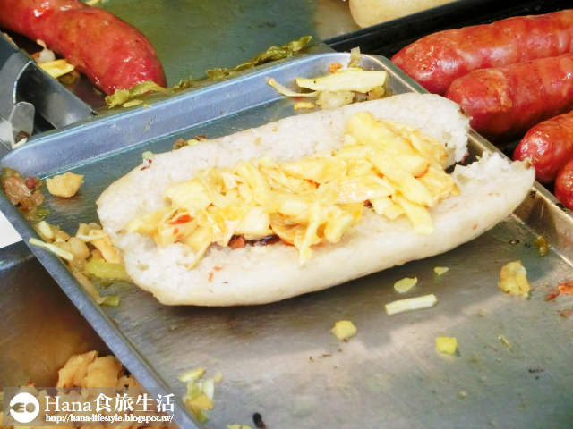 【台中西屯】百膳工房大腸包小腸 | 逢甲夜市人氣美食 料一層一層的堆疊 菜多實在 不重口味