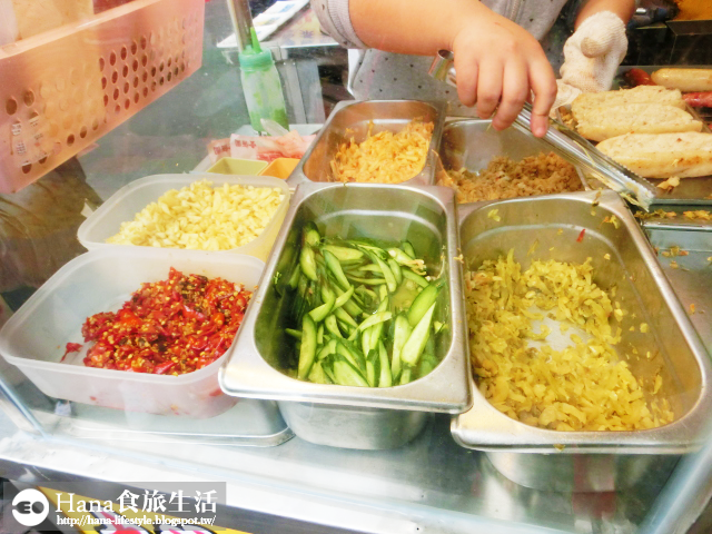 【台中西屯】百膳工房大腸包小腸 | 逢甲夜市人氣美食 料一層一層的堆疊 菜多實在 不重口味