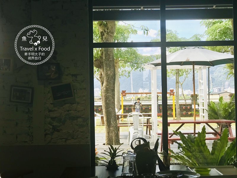 幸福時光 Happy Time 親子餐廳|百元DIY、舒適座椅、戶外鞦韆、兒童閱讀室,一起在叮叮車上共度美好親子時光 @魚兒 x 牽手明太子的「視」界旅行