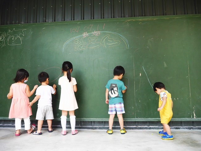 │宜蘭。礁溪│「幸福時光」親子餐廳。大黑板、獨立遊戲室、小廚師體驗、耐人尋味的文青工業風