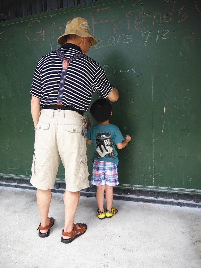│宜蘭。礁溪│「幸福時光」親子餐廳。大黑板、獨立遊戲室、小廚師體驗、耐人尋味的文青工業風