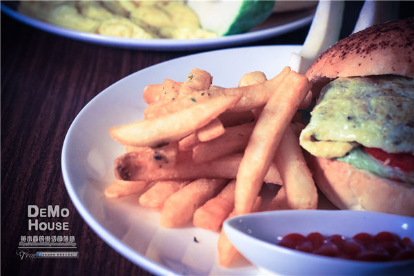 DEMO HOUSE早午餐-桃園市/桃園區(快帶您的毛小孩來共進餐點)