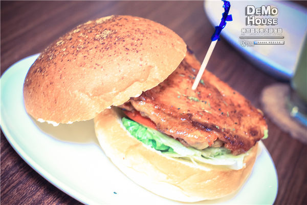 DEMO HOUSE早午餐-桃園市/桃園區(快帶您的毛小孩來共進餐點)