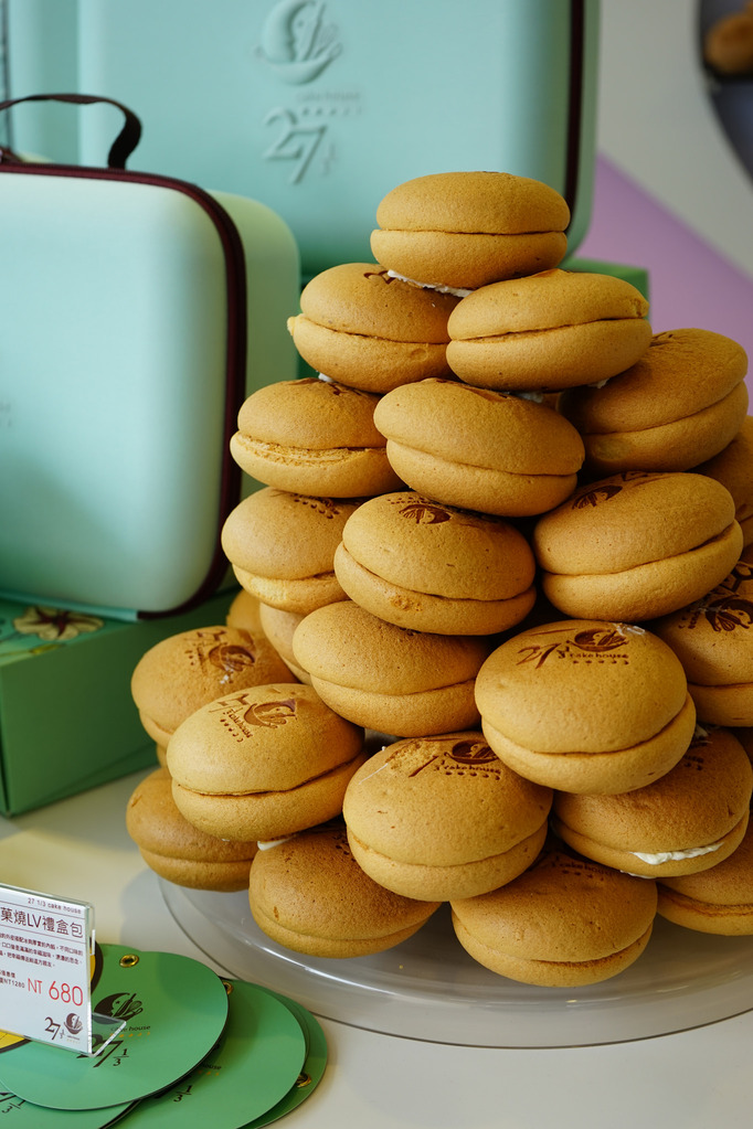 27 1/3cake house--台灣大道的小地標--時尚超強設計，引領新流行--冰岩菓燒、塔菲糖、手工布丁--米其林三星甜點不可不嚐