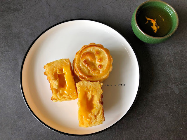 【台中 南屯】27 1/3 Cake house🎁中秋送禮新選擇，流心月餅，不用加熱，切開就是爆炸流心，價格也很合理，吃不到美心，這個也好推薦啊！！