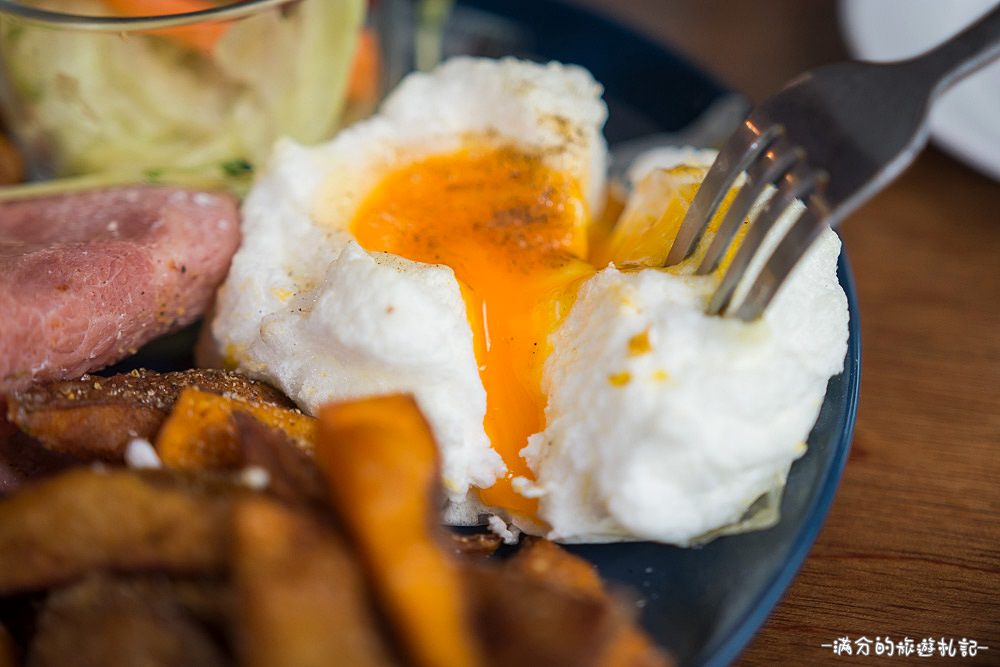 台中南屯美食》Café Muah 台中早午餐 份量十足拼盤 浪漫邂逅~被吻牆給強吻啦 - 滿分的旅遊札記