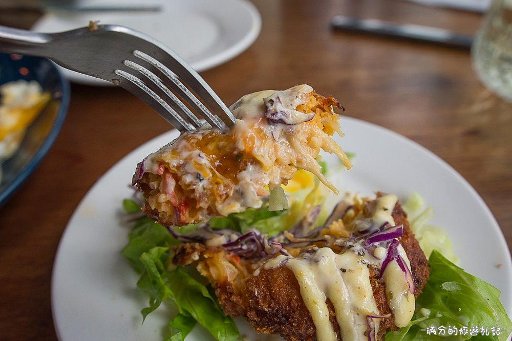 台中南屯美食》Café Muah 台中早午餐 份量十足拼盤 浪漫邂逅~被吻牆給強吻啦 - 滿分的旅遊札記