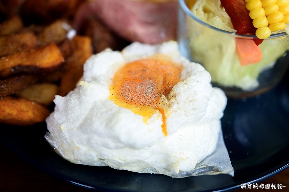 台中南屯美食》Café Muah 台中早午餐 份量十足拼盤 浪漫邂逅~被吻牆給強吻啦 - 滿分的旅遊札記