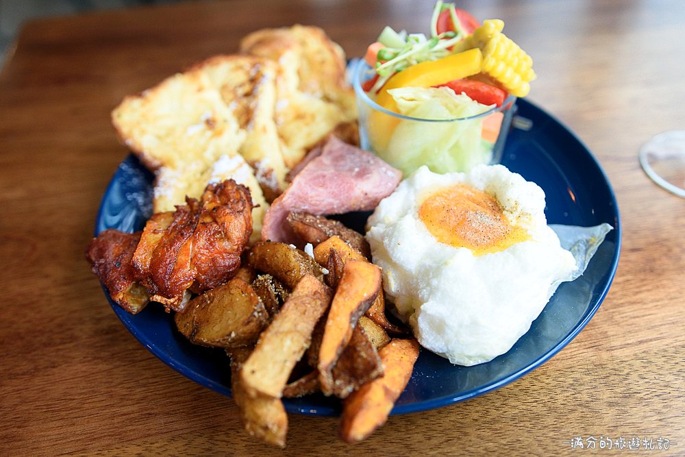 台中南屯美食》Café Muah 台中早午餐 份量十足拼盤 浪漫邂逅~被吻牆給強吻啦 - 滿分的旅遊札記