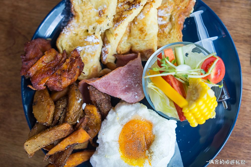 台中南屯美食》Café Muah 台中早午餐 份量十足拼盤 浪漫邂逅~被吻牆給強吻啦 - 滿分的旅遊札記