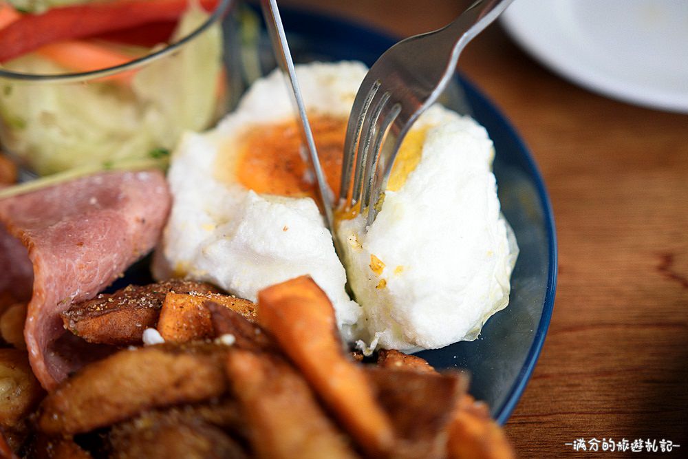 台中南屯美食》Café Muah 台中早午餐 份量十足拼盤 浪漫邂逅~被吻牆給強吻啦 - 滿分的旅遊札記