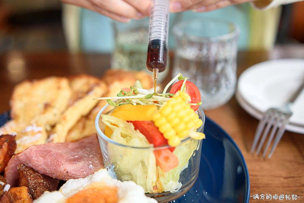 台中南屯美食》Café Muah 台中早午餐 份量十足拼盤 浪漫邂逅~被吻牆給強吻啦 - 滿分的旅遊札記