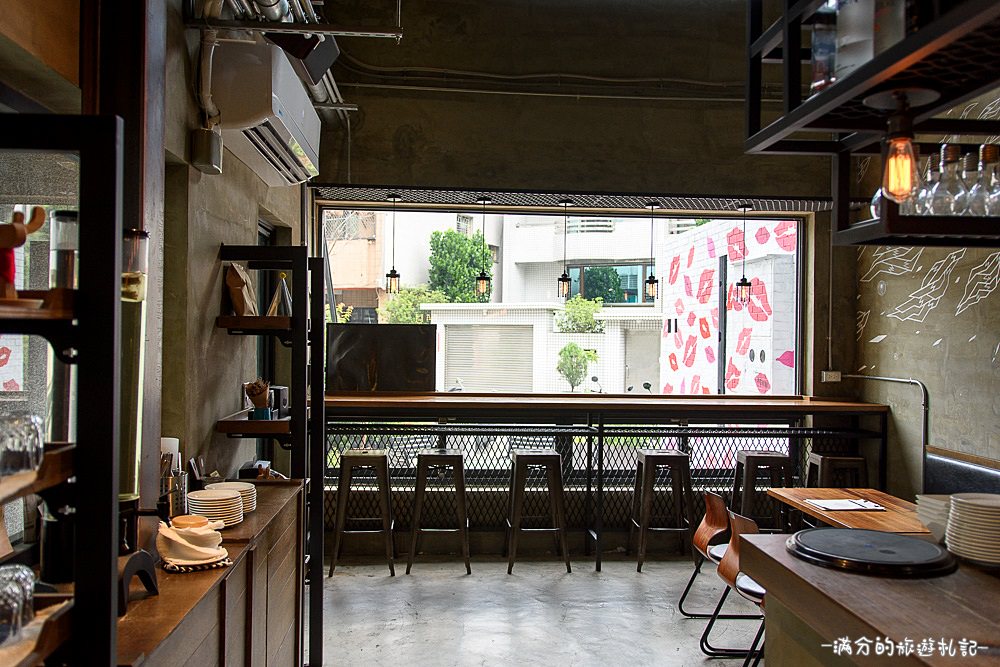 台中南屯美食》Café Muah 台中早午餐 份量十足拼盤 浪漫邂逅~被吻牆給強吻啦 - 滿分的旅遊札記