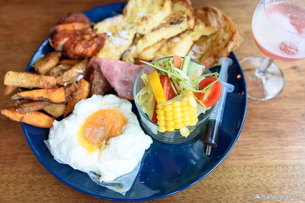 台中南屯美食》Café Muah 台中早午餐 份量十足拼盤 浪漫邂逅~被吻牆給強吻啦 - 滿分的旅遊札記
