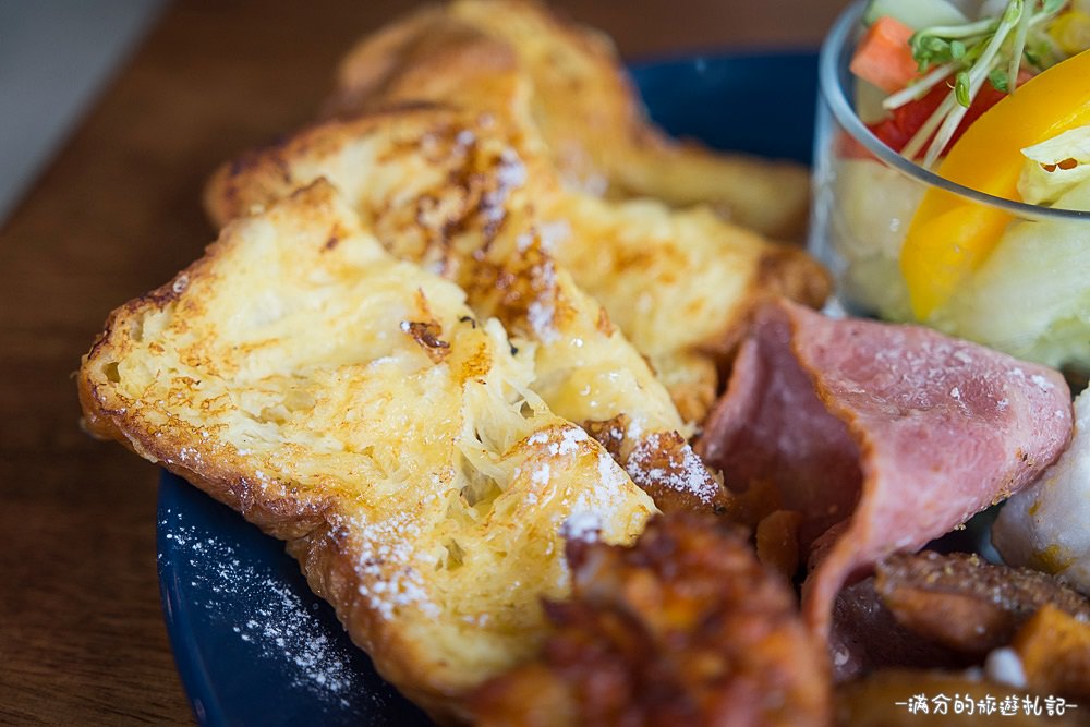 台中南屯美食》Café Muah 台中早午餐 份量十足拼盤 浪漫邂逅~被吻牆給強吻啦 - 滿分的旅遊札記