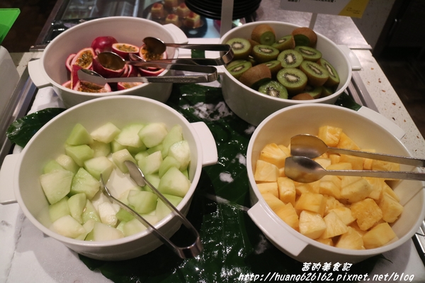 台北W飯店 - the kitchen table 西餐廳：【台北信義區】東區時尚美食『台北W飯店 - the kitchen table 西餐廳』信義區高級Buffet/BBQ肉遇之夜/捷運市政府站