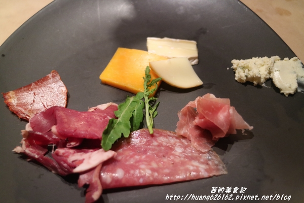 台北W飯店 - the kitchen table 西餐廳：【台北信義區】東區時尚美食『台北W飯店 - the kitchen table 西餐廳』信義區高級Buffet/BBQ肉遇之夜/捷運市政府站