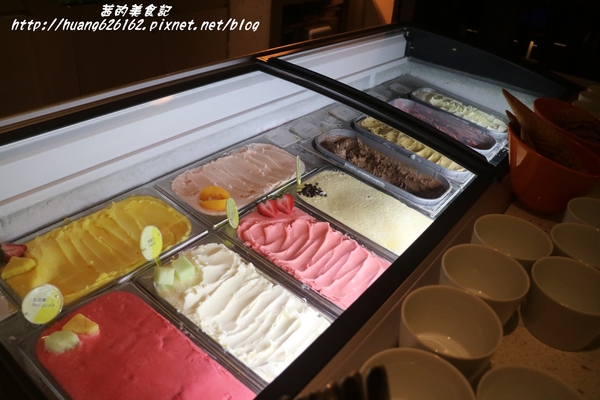 台北W飯店 - the kitchen table 西餐廳：【台北信義區】東區時尚美食『台北W飯店 - the kitchen table 西餐廳』信義區高級Buffet/BBQ肉遇之夜/捷運市政府站