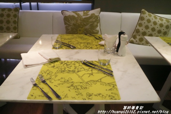 台北W飯店 - the kitchen table 西餐廳：【台北信義區】東區時尚美食『台北W飯店 - the kitchen table 西餐廳』信義區高級Buffet/BBQ肉遇之夜/捷運市政府站