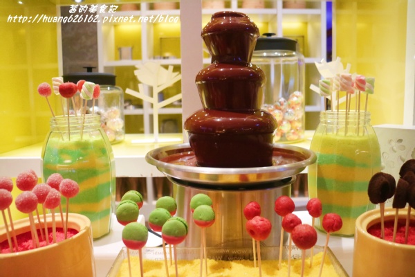 台北W飯店 - the kitchen table 西餐廳：【台北信義區】東區時尚美食『台北W飯店 - the kitchen table 西餐廳』信義區高級Buffet/BBQ肉遇之夜/捷運市政府站