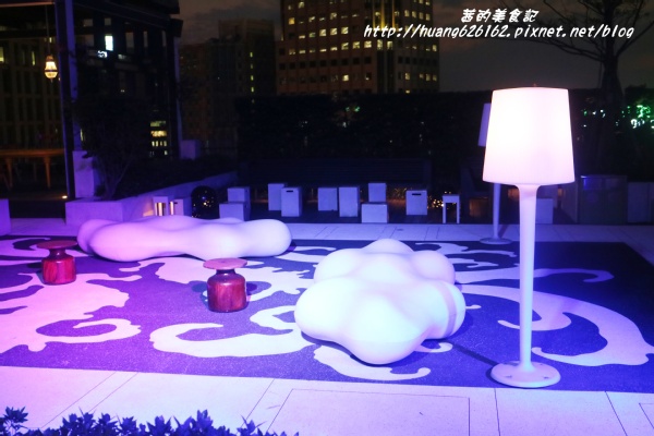 台北W飯店 - the kitchen table 西餐廳：【台北信義區】東區時尚美食『台北W飯店 - the kitchen table 西餐廳』信義區高級Buffet/BBQ肉遇之夜/捷運市政府站