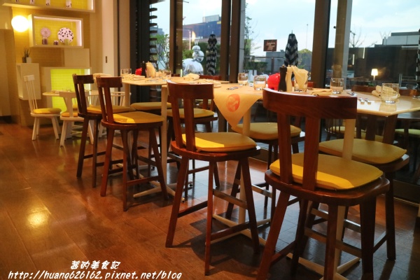 台北W飯店 - the kitchen table 西餐廳：【台北信義區】東區時尚美食『台北W飯店 - the kitchen table 西餐廳』信義區高級Buffet/BBQ肉遇之夜/捷運市政府站