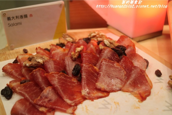 台北W飯店 - the kitchen table 西餐廳：【台北信義區】東區時尚美食『台北W飯店 - the kitchen table 西餐廳』信義區高級Buffet/BBQ肉遇之夜/捷運市政府站