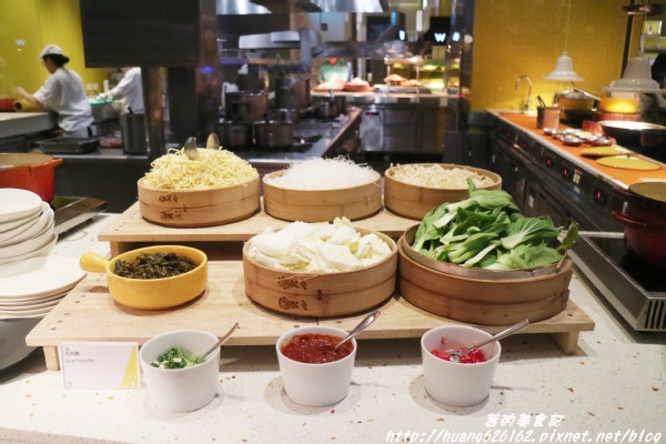 台北W飯店 - the kitchen table 西餐廳：【台北信義區】東區時尚美食『台北W飯店 - the kitchen table 西餐廳』信義區高級Buffet/BBQ肉遇之夜/捷運市政府站