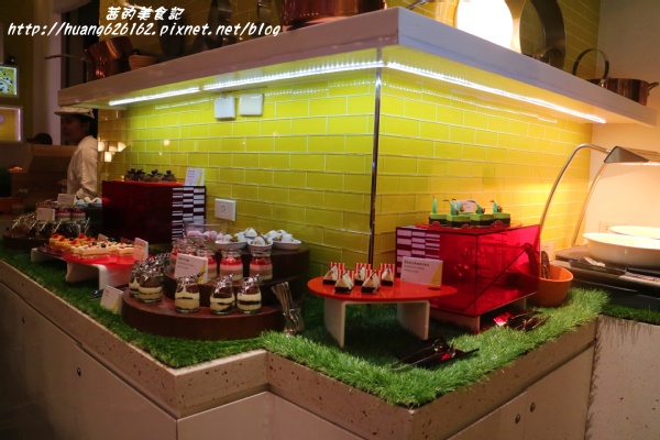 台北W飯店 - the kitchen table 西餐廳：【台北信義區】東區時尚美食『台北W飯店 - the kitchen table 西餐廳』信義區高級Buffet/BBQ肉遇之夜/捷運市政府站